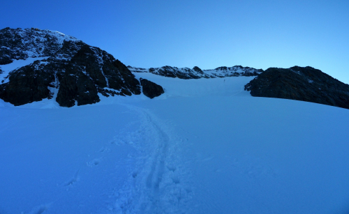 Ráno na ľadovci Kodnitzkees pod južnou stenou, cesta pokračuje výšvihom v pravo cez Kampl