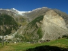 Vľavo hore vidno vrchol \"Bieleho rohu\", vpravo gigantický zosuv z roku 1991 - cca 10 mil m³ zeme v doline zrušilo